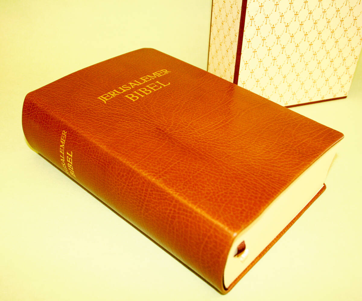 Bibel in Hirschleder

Diese Bibel ist mit einem flexiblen Einband versehen. Das weiche Hirschleder lässt sie wie einen Handschmeichler wirken.