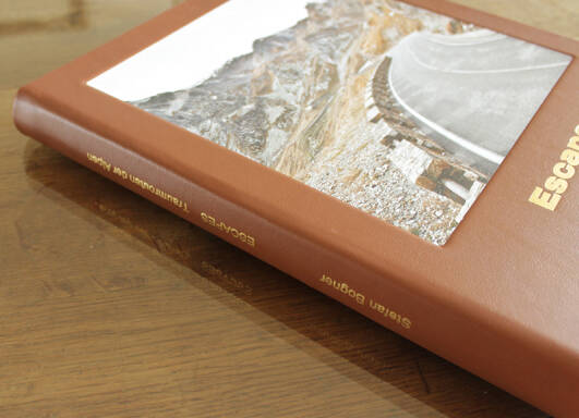 Kalblederbuch

Traumstrassen der Alpen. Wer Passstrassen liebt, wird auch dieses Buch lieben. Zu den wunderschönen Fotos innen habe ich den Verlagseinband durch einen edlen Lederumschlag ersetzt.