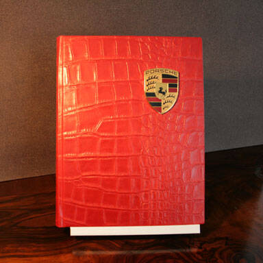 Fahrtenbuch Porsche

Im Handschufach eines Porsche fährt dieses Buch mit und hat wahrscheinlich schon einige Einträge darinnen.