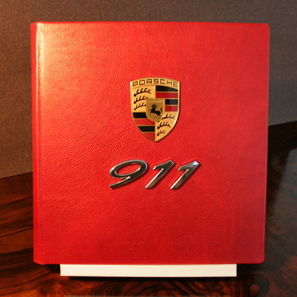 Porsche 911 fahrtenbuch

Ein paar Freunde haben sich einen Traum erfüllt und gemeinsam einen Porsche gekauft. Dieses Buch fährt nun immer mit und jeder kann seine Fahrten und Erlebnisse darin eintragen. Was mag wohl schon alles in dem Buch drin stehen?