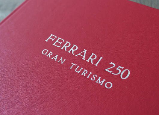 Ferrari Lederbuch

Ein tolles Buch für Ferrarifans. Doch der Verlagseinband entsprach leider gar nicht der Qualität dieser schönen Autos. So habe ich kurzerhand einen passenden Ledereinband angefertigt.