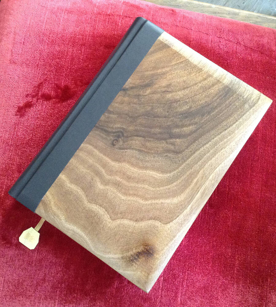 Notizbuch in nussbaumholz

Manchmal gibt es Holzabschnitte, die sind noch gross genug um Buchdeckel daraus zu machen. So auch diese. Sie sind DinA5 gross und haben eine so schöne Maserung, dass man das Buch immer gerne zur Hand nimmt.