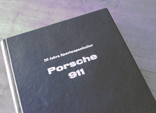 Porsche 911

50 Jahre Sportwagenkultur. Auch hier fand ich den Einband vom Verlag nicht angemessen und habe ihn ein bisschen veredelt. Nun ist er in Leder gebunden und mit Silber geprägt, in Anlehnung an das glänzende Chrom.