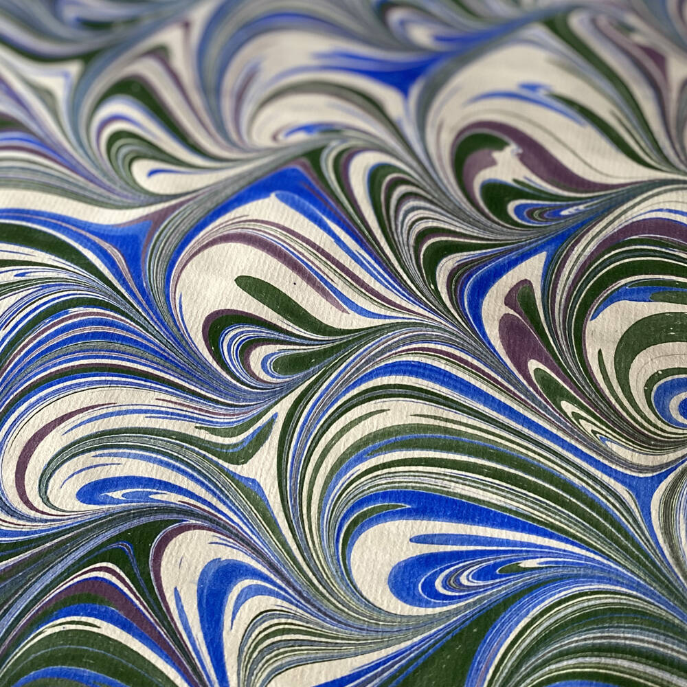 Bouquetmarmor /marbled paper in den Farben blau, grün und weiss.